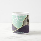 紫色のフリップフロップのPochiの子犬 コーヒーマグカップ (中央)