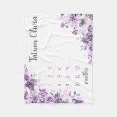 紫色のフローラマイルストーンブランケット、ベビーガール月次 フリースブランケット (正面)
