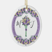 紫色のフローラ写真結婚式の日付を保存モノグラム セラミックオーナメント (右)