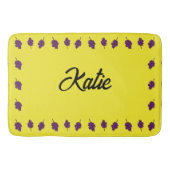 紫色のブドウパーソナライズされた黄色 バスマット (正面)