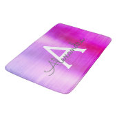 紫色のブラシ仕上げ金属モノグラムの名前とイニシャル バスマット (アングル)