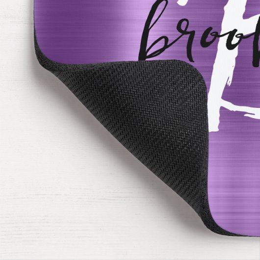 紫色のブラシ仕上げ金属白黒スクリプトモノグラム マウスパッド (コーナー)