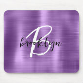 紫色のブラシ仕上げ金属白黒スクリプトモノグラム マウスパッド (正面)