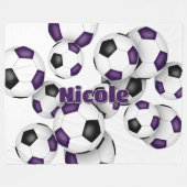 紫色のブラックサッカーボール競技用デッキ フリースブランケット (正面(横))