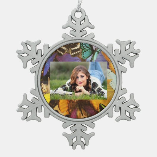 紫色のブルゴーニュ色のオレンジ色の熱帯蝶 スノーフレークピューターオーナメント (正面)