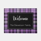 紫色のプレイドウェルカムモノグラムのファミリ名 ドアマット (正面)