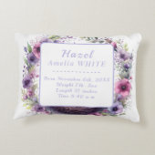 紫色のベビー妖精の巣のベビーガール誕生統計 アクセントクッション (裏面)
