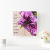 紫色のペチュニア、Deuteronomyからの聖なる書物、経典の引用文 スクエア壁時計 (ホーム)