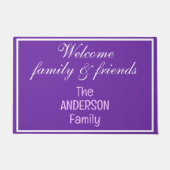 紫色のホワイトウェルカムファミリーと友人の名前 ドアマット (正面)