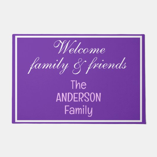 紫色のホワイトウェルカムファミリーと友人の名前 ドアマット (正面)