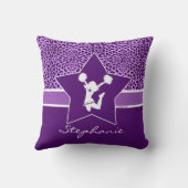 紫色のモノグラムが付いている応援/Pomのチータのプリント クッション (裏面)