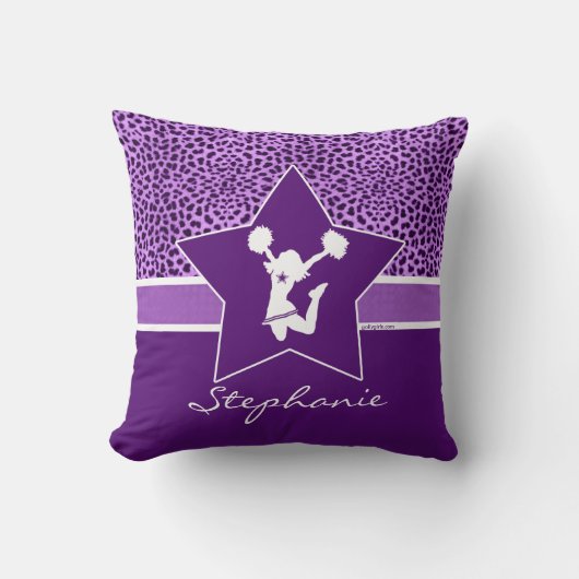 紫色のモノグラムが付いている応援/Pomのチータのプリント クッション (正面)