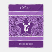 紫色のモノグラムが付いている応援/Pomのチータのプリント フリースブランケット (正面)