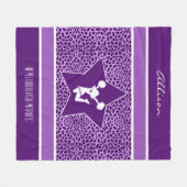 紫色のモノグラムが付いている応援/Pomのチータのプリント フリースブランケット (正面(横))