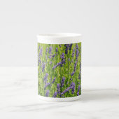 紫色のラベンダーの花畑 ボーンチャイナマグカップ (正面)