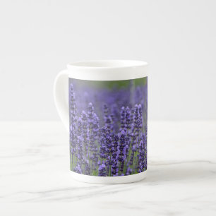 紫色のラベンダーの花 ボーンチャイナマグカップ