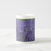 紫色のラベンダーの花 ボーンチャイナマグカップ (正面)