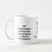 紫色のリボンが付いている女性のマラソンのマグ コーヒーマグカップ (左)