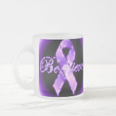 紫色のリボンの認識度のマグを信じて下さい フロストグラスマグカップ (左)