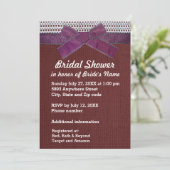 紫色のリボン、レース、赤のBurlapブライダルシャワーInv 招待状 (スタンド正面)
