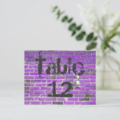 紫色のレンガ落書き披露宴表の番号 ポストカード (スタンド正面)