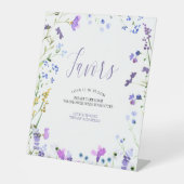 紫色のワイルドフラワーがテーブルの台座看板を引き立てる 台座サイン (正面)