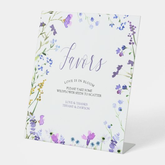 紫色のワイルドフラワーがテーブルの台座看板を引き立てる 台座サイン (正面)