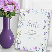 紫色のワイルドフラワーがテーブルの台座看板を引き立てる 台座サイン