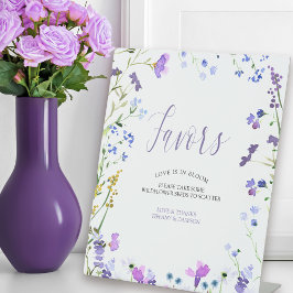 紫色のワイルドフラワーがテーブルの台座看板を引き立てる 台座サイン