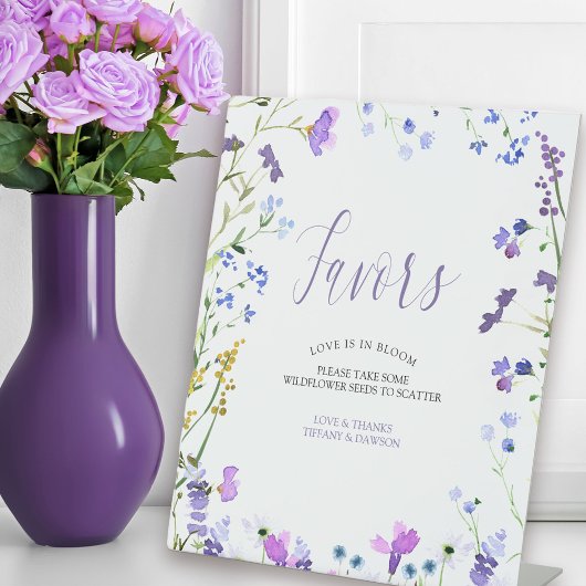 紫色のワイルドフラワーがテーブルの台座看板を引き立てる 台座サイン