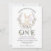 紫色のワイルドフラワーの写真いくつかのバニーの1番目の誕生日 招待状 (正面)