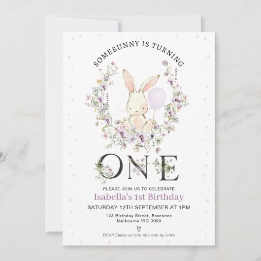 紫色のワイルドフラワーの写真いくつかのバニーの1番目の誕生日 招待状 (正面)