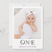 紫色のワイルドフラワーの写真いくつかのバニーの1番目の誕生日 招待状 (裏面)