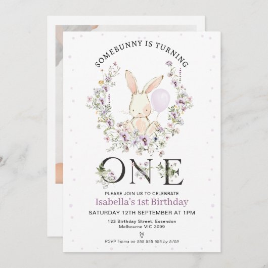 紫色のワイルドフラワーの写真いくつかのバニーの1番目の誕生日 招待状 (正面/裏面)