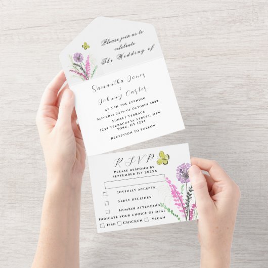 紫色のワイルドフラワーの水色のフローラ結婚の オールインワン招待状 (貼ってはがせる)