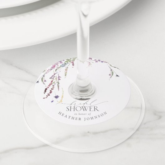 紫色のワイルドフラワーウォーターのカラーフローラブライダルシャワー ワイングラスタグ (クローズアップ)