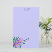 紫色のワイルドフラワーフォトコーナー縁どパーソナライズされた 便箋 (スタンド正面)