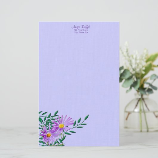 紫色のワイルドフラワーフォトコーナー縁どパーソナライズされた 便箋 (スタンド正面)