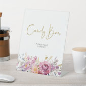 紫色のワイルドフラワーベビーシャワーキャンディバー 台座サイン (インサイチュ)