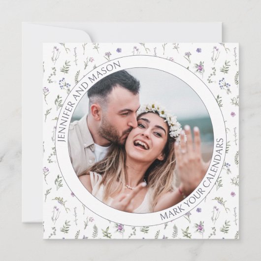 紫色のワイルドフラワー日付の写真の招待状を保存 (裏面)