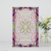 紫色の万華鏡のように千変万化するパターンによって並べられる文房具 便箋 (スタンド正面)