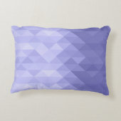 紫色の三角形のジオメトリ正方形モノグラム アクセントクッション (裏面)