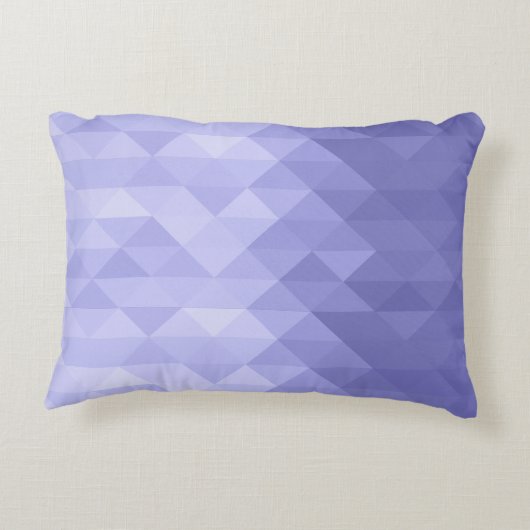 紫色の三角形のジオメトリ正方形モノグラム アクセントクッション (裏面)