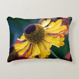 紫色の中心を持つ鮮やかな黄色のヘレニウム アクセントクッション