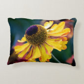 紫色の中心を持つ鮮やかな黄色のヘレニウム アクセントクッション (裏面)