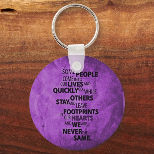 紫色の人々の離れ足跡があなたのハート キーホルダー (正面)