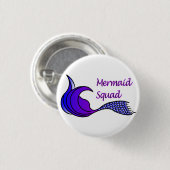 紫色の人魚の尾をボタンに付けた人魚の分隊 缶バッジ (正面&裏面)
