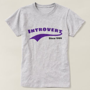 紫色の内向的なタイポグラフィのSwooshのカスタムの日付 Tシャツ
