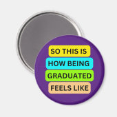 紫色の円磁石SO_THIS_IS_HOW_BEING_GRADUATE マグネット (正面/裏面)