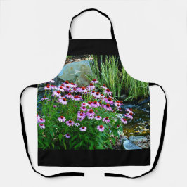 紫色の円錐花序を持つガーデンストリーム エプロン